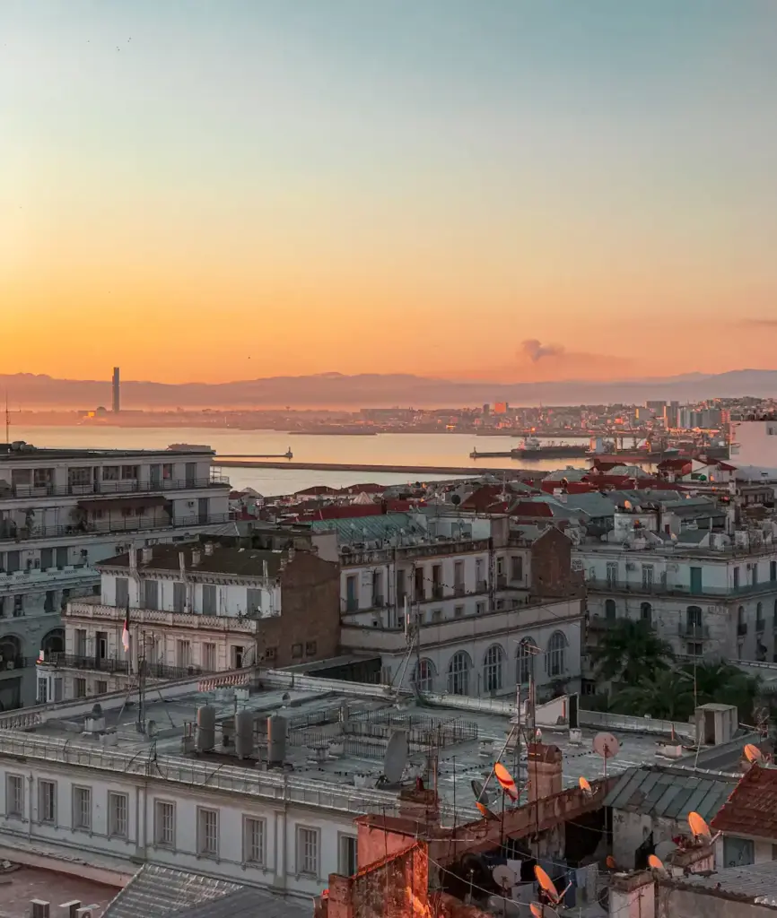 Toits d'Alger et la baie au coucher du soleil