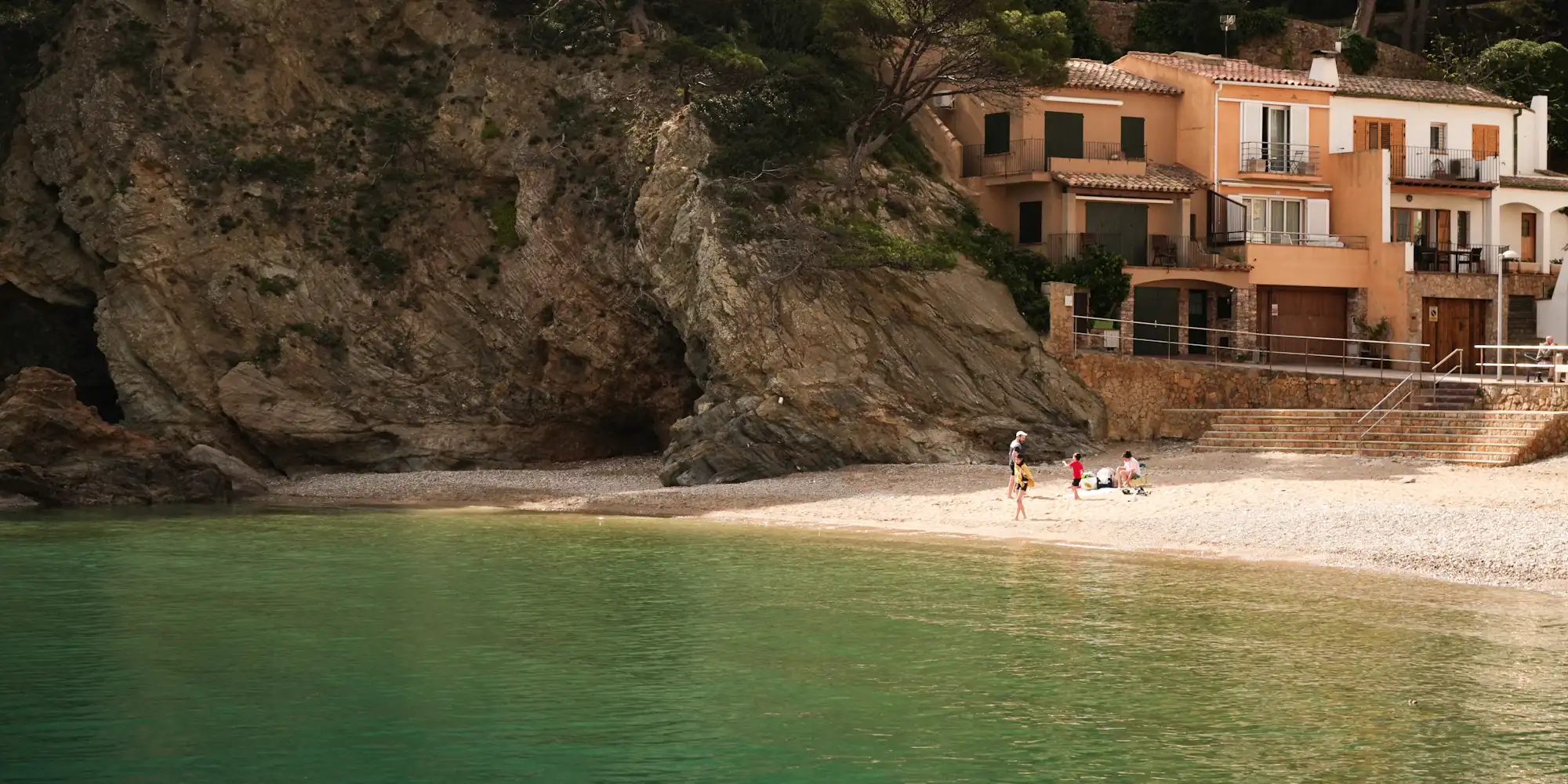 Crique, plage de sable et maisons au bord de l'eau