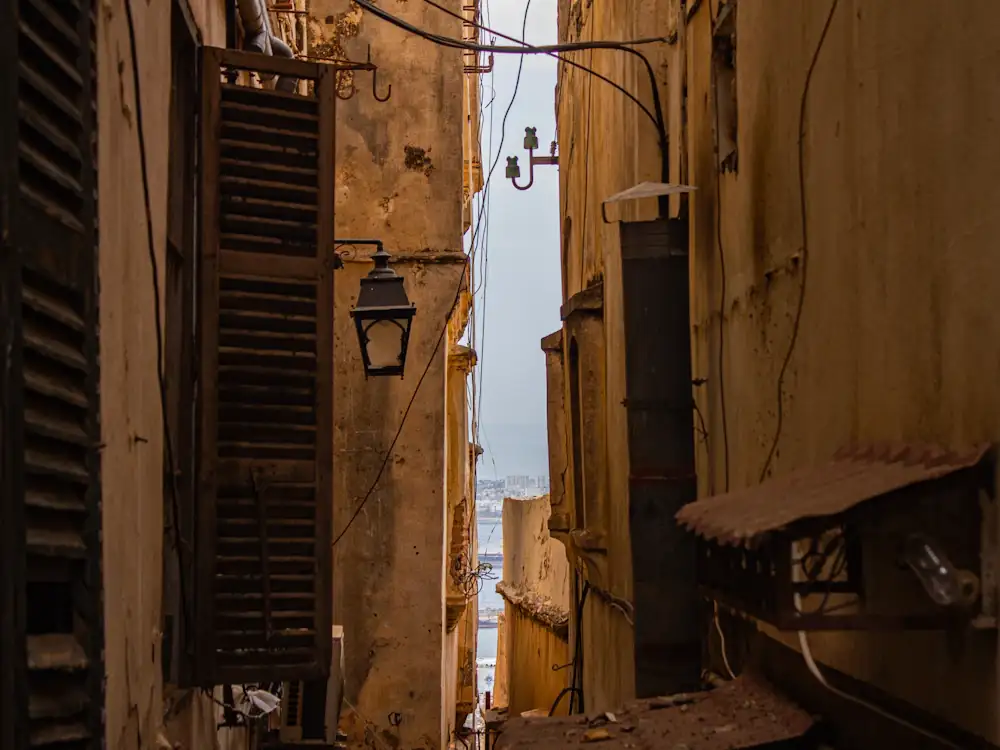Ruelle de la Casbah devant la Maison Bab Azzoun