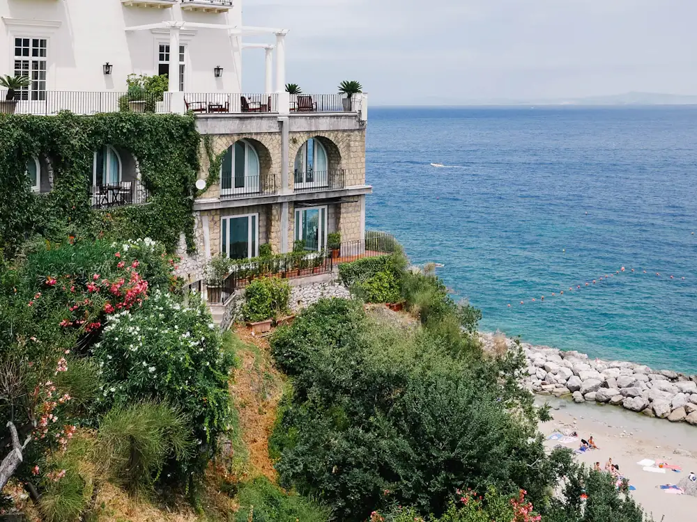 Maison sur la falaise au-dessus de la mer