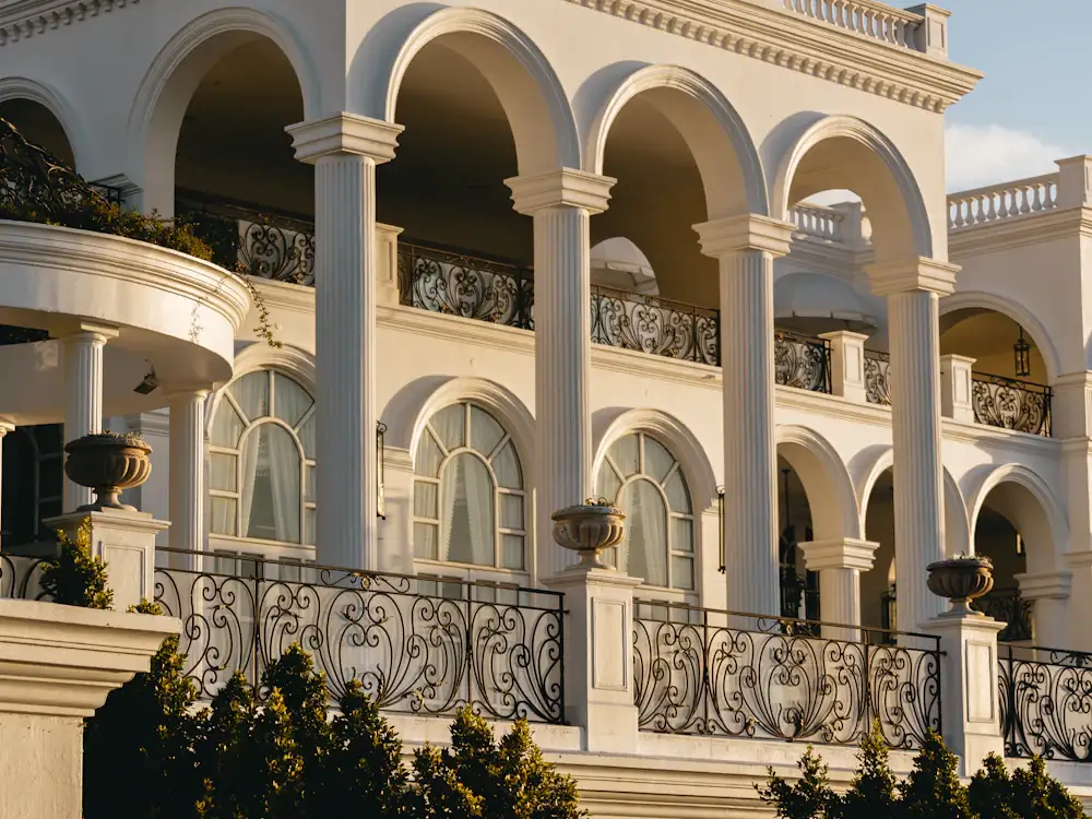 Façade à arcades du niveau de villa Poirson