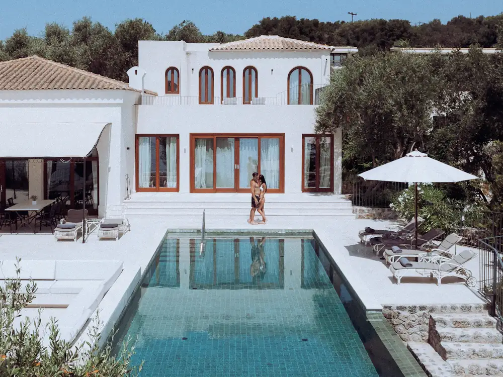 Villa blanche et piscine sous les pins