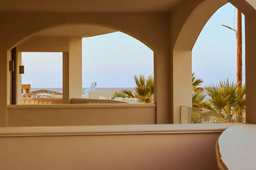 Terrasse sous arcades, vue sur la baie
